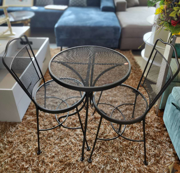 Ensemble de table ronde avec deux chaises de jardin en fer